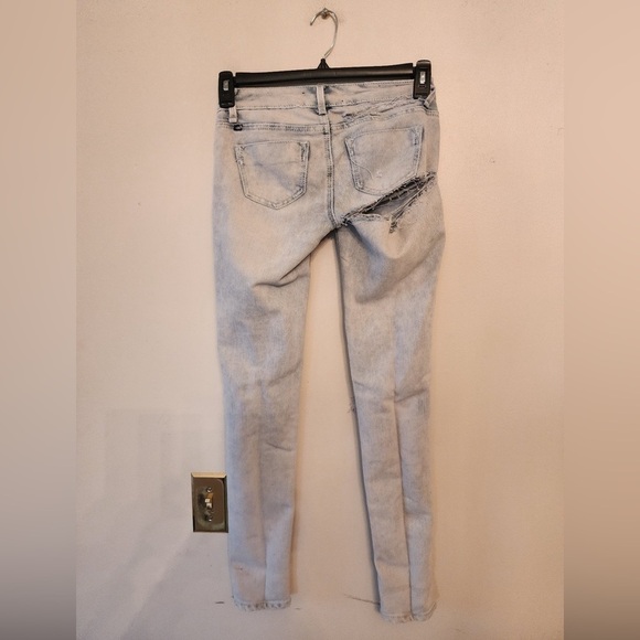 Almost Famous acid wash super distressed skinny jeans size 0 - Picture 2 of 5